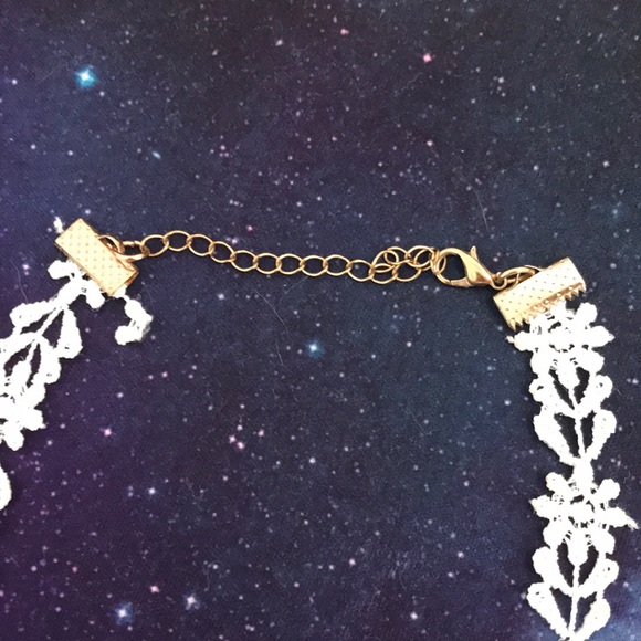Adorable white lace floral chocker 🌸 - Picture 3 of 3